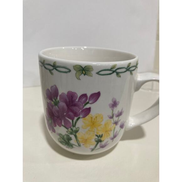 Farm house  Coffee Mugs  BY Thomson‎ Pottery( Floral Garden) Set of 4 - Picture 1 of 6